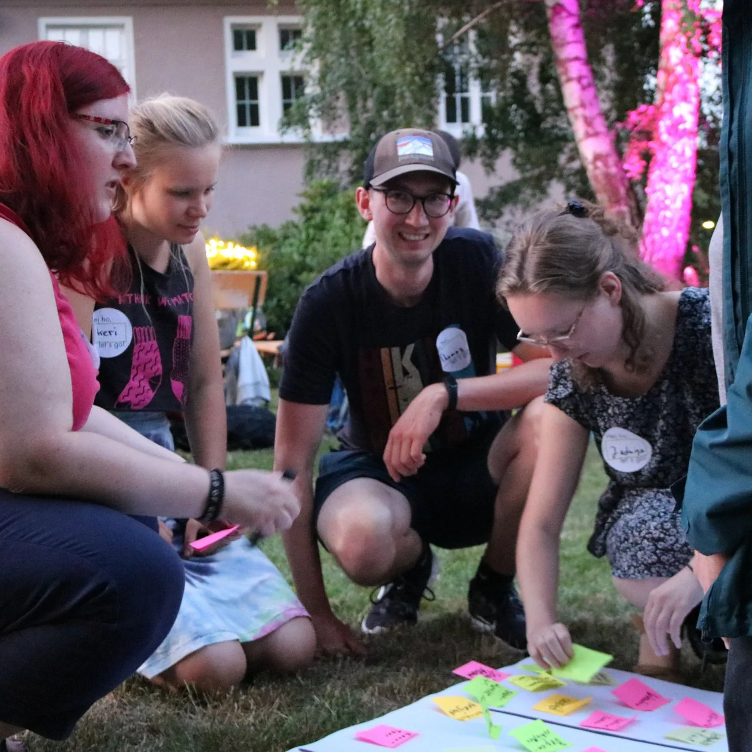 Junge Erwachsene beim Lichter-Netz